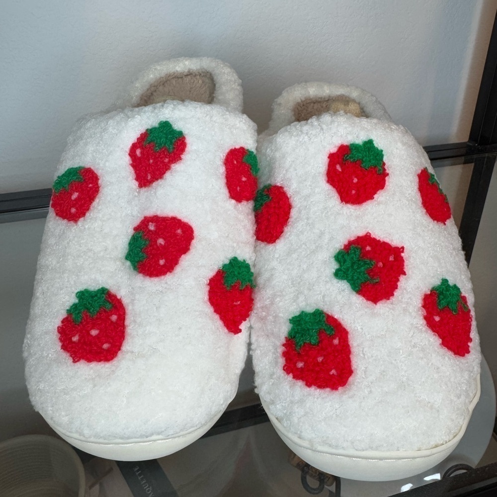 NWT Strawberry Pattern Fuzzy Slippers Women's Size: 8-9 - Picture 5 of 6